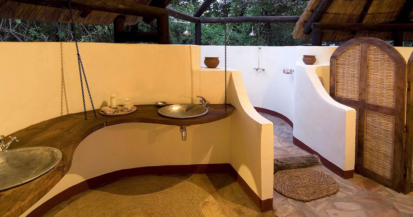 South Luangwa - Nkwali bathroom